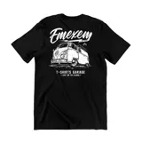 Remera negra de algodón con estampa gráfica en blanco en la espalda que representa una camioneta clásica tipo van y el texto T-Shirts Garage.