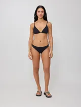 Bombacha de bikini color verde agua, corte clásico y tiro bajo.