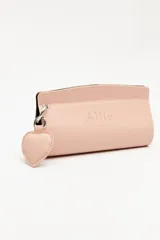 Lentes de sol negros con forma de ojo de gato y cristales degradados.