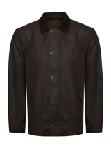 Chaqueta encerada de estilo clásico, color marrón oscuro, con cuello de cotelé y cierre frontal mediante broches a presión. Presenta un diseño de corte regular con bolsillos laterales integrados.