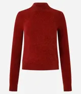Blusa de manga larga confeccionada en tejido de chenille, con cuello alto y ajuste al cuerpo.