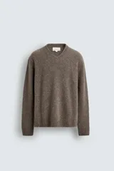 Jersey de punto con corte relajado, confeccionado en una mezcla de fibras de alpaca y yak. Presenta cuello en pico, manga larga y acabados en rib en puños y bajo.