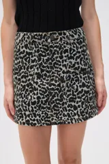 Minifalda de jean con estampado animal print, bolsillos frontales y traseros.