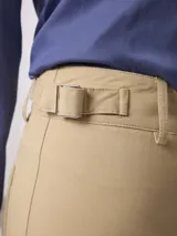 Pantalón de corte recto y pierna ancha, color beige, con cintura de tiro medio y cierre frontal.
