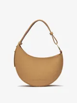 Bolso de hombro Adolfo Dominguez modelo Luna, con diseño de media luna y textura granulada. Cuenta con un compartimento principal con cierre de cremallera y asa corta regulable con detalle metálico.