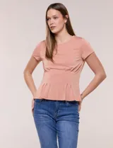 Remera básica de manga corta y cuello redondo, color beige, con detalle de alforzas verticales en el frente que aportan estructura.