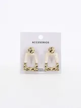 Aros colgantes con forma geométrica rectangular, con base superior circular y diseño texturizado en dorado y blanco.
