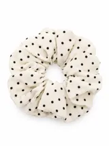 Colero de pelo de tela en color blanco con estampado de lunares negros.