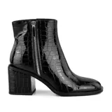 Botín de cuero negro con textura tipo piel de cocodrilo, caña corta, cierre lateral con cremallera plateada y tacón cuadrado.