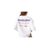 Remera blanca de manga corta oversize con estampado gráfico en la espalda con el logo de Eme Studios y texto en rojo y azul.