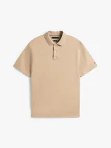 Chomba color beige con patrón integral de logos bordados, cuello tipo chomba, cartera de dos botones, corte clásico y manga corta.