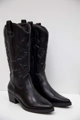 Bota texana de caña media en color negro, con diseño bordado y terminación lisa. Presenta punta fina, taco medio ancho y cierre lateral interno.