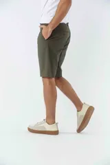 Bermuda tipo chino de gabardina texturizada, con diseño de cinco bolsillos, cierre de cremallera y botón frontal.