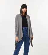 Cardigan gris de tejido de punto, con mangas largas y terminación irregular en el ruedo.