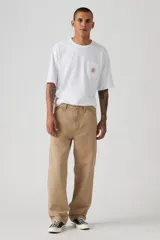 Pantalón de jean color beige, de corte recto y holgado, con bolsillos laterales y traseros.