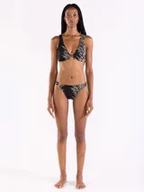 Bombacha de bikini confeccionada en jacquard animal print, con detalle de aro metálico en la cadera derecha.