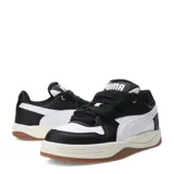 Championes urbanos Puma Park Luna, color negro con detalles en blanco, con logo Puma en los laterales y suela de goma color caramelo.