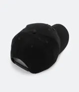 Gorra de seis paneles con ala curva, confeccionada en algodón color marrón. Presenta un bordado frontal con las letras NY en color blanco y cuenta con cierre strapback ajustable en la parte posterior.
