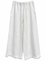 Pantalón ancho blanco de lino con cintura elástica fruncida y cordón ajustable. Presenta detalles de flecos en el dobladillo inferior.
