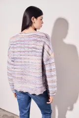 Sweater de punto con textura, a rayas horizontales en tonos lila, celeste, naranja y crudo.