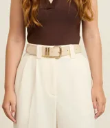 Kit de dos cinturones femeninos Satinato de poliuretano con textura lisa, hebilla cuadrada metálica y pasador decorativo doble.