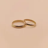 Par de alianzas de estilo bombé en oro 9k, con un ancho de 3mm y un diseño clásico y minimalista.