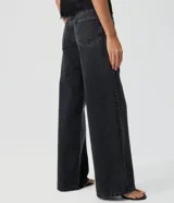 Pantalón de jean premium de tiro medio con corte wide leg, de color azul, con pretina con pasacintos y bolsillos funcionales.