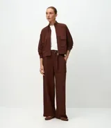 Pantalón de corte wide leg color marrón, con cintura alta, elástico posterior, bolsillos delanteros amplios y cinta con hebilla para lazo en la cintura.