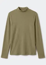Blusa de manga larga con cuello alto, confeccionada en tejido acanalado de color verde oliva.