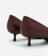 Zapato de tacón color marrón, con punta fina y lateral asimétrico.