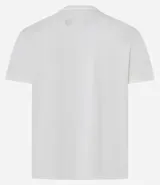 Remera blanca de algodón con cuello redondo y manga corta. Presenta un estampado grande con la cabeza de Hello Kitty en el centro, rodeada por el texto 'HELLO KITTY' en letras rojas con efecto desgastado y la frase 'Sporty' debajo.