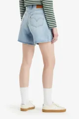 Short de jean celeste de tiro alto, corte holgado y largo a medio muslo.