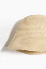 Sombrero de paja de papel trenzada con diseño de ala inclinada y cinta antitranspirante de grosgrain.