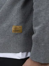 Sweater azul marino de punto con cuello redondo y mangas largas.