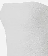 Vestido midi de encaje color bordó, con escote recto, corte ajustado hasta la cadera y volados asimétricos en la falda.