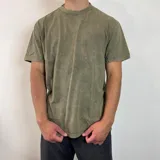 Remera de corte regular con efecto lavado (washed) en color verde oliva.
