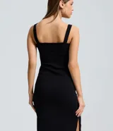 Vestido midi de corte recto confeccionado en bengalina, con escote cuadrado, sin mangas y detalle de fruncido lateral. Presenta una abertura lateral en el ruedo.
