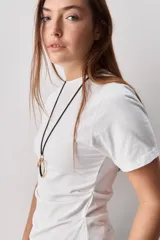 Remera negra de manga corta, con cuello redondo y diseño de corte recto.