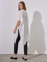 Kimono blanco de gasa con apliques de brillos.