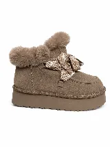 Botas de gamuza color marrón con plataforma alta, interior forrado en piel sintética y cordones anchos estampados.