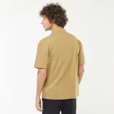 Camisa de manga corta color beige con cuello cubano y bordado de flores en el pecho.