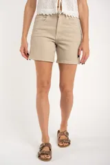 Bermuda de denim color beige, de tiro medio y corte recto.