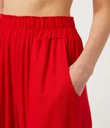 Pantalón wide leg rojo confeccionado en viscolino con cintura elástica y bolsillos laterales.