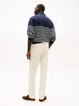 Pantalón chino de corte recto confeccionado en satén de algodón con un toque de elasticidad. Presenta cierre de cremallera con botón, bolsillos laterales ribeteados y bolsillos traseros de ojal con botón.