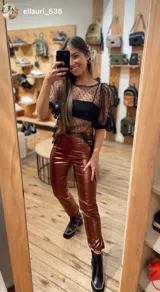 Pantalón de gabardina engomada color marrón cobrizo, de corte recto con alforza central y cortes.