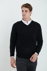 Sweater de tejido de punto con escote en V y mangas largas. Presenta puños y ruedo acanalados, con un diseño clásico y versátil.