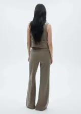 Pantalón de vestir estilo flare con diseño de tiro medio y corte acampanado. Cuenta con trabillas en la cintura, cierre oculto de botón, gancho y cremallera, dos bolsillos laterales y dos bolsillos de ribete en la parte posterior.