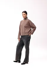 Remera de silueta amplia con hombro caído y cuello redondo, confeccionada en tejido suave de algodón. Presenta un diseño holgado y versátil con mangas largas.