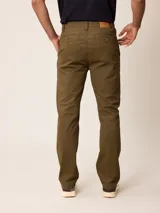 Pantalon tipo chino de corte recto, color azul marino, con cierre de boton y cremallera, bolsillos laterales y traseros.