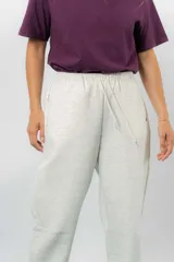 Pantalón jogger de calce relajado color bordó intenso, con cintura elastizada y lazo regulable. Cuenta con bolsillos laterales con cierre invisible y silueta recta levemente afinada.